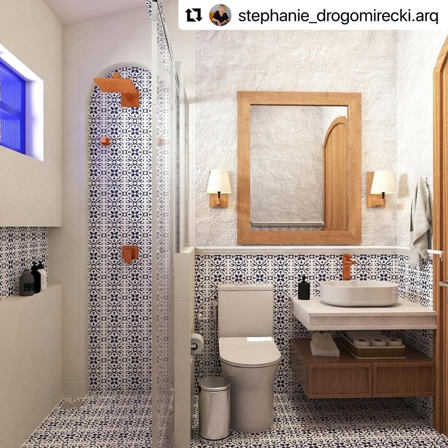 Como a iluminação traz sensações diferentes para os ambientes! Muito aconchego neste projeto da @grunarquitetura. Azulejo Rodes da Coleção Grécia