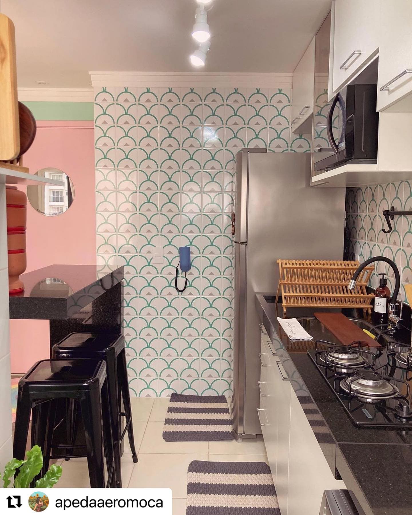 O Azulejo Milos, da nossa coleção Grécia deu um charme muito especial nessa cozinha da @cacafilippini. Aqui ele está em preto e laranja claro, mas você pode fazer em diversas outras cores sem alteração no valor do m².